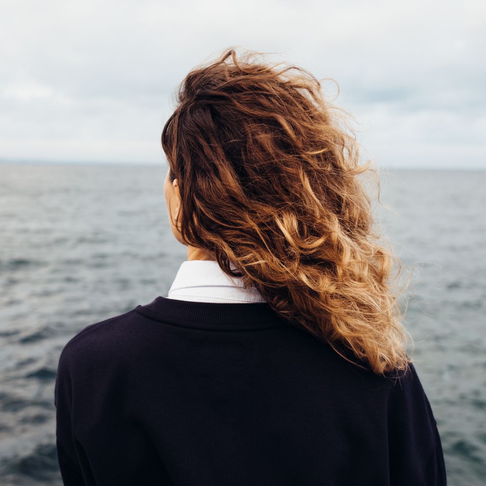 Femme regardant à l'horizon